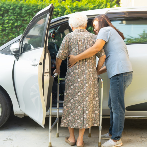 Bringing Your Parent Home from the Hospital: A Same-Week Equipment Checklist